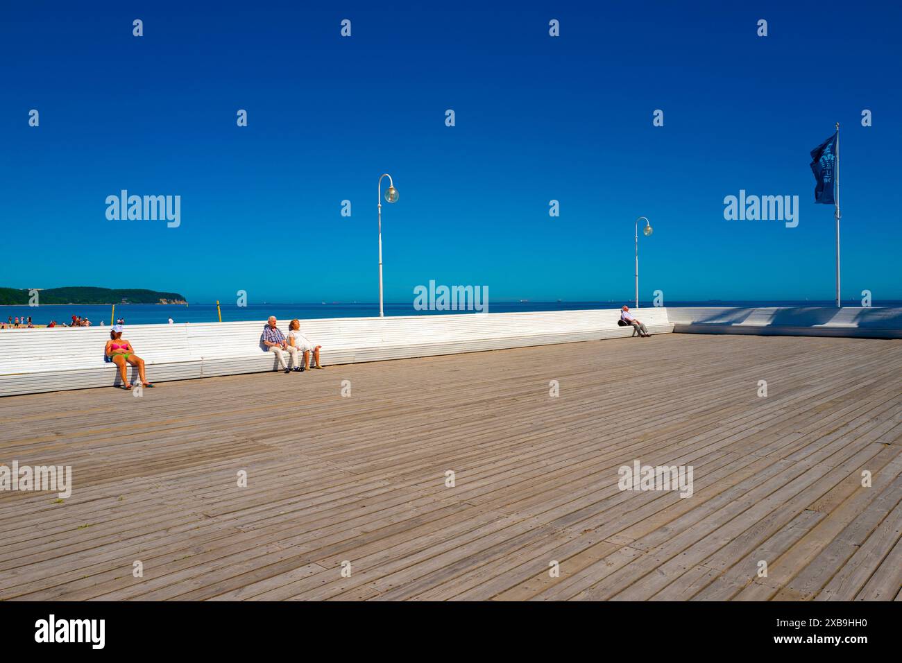 2022-06-05 persone che prendono il sole al molo di legno in Polonia, Sopot Foto Stock