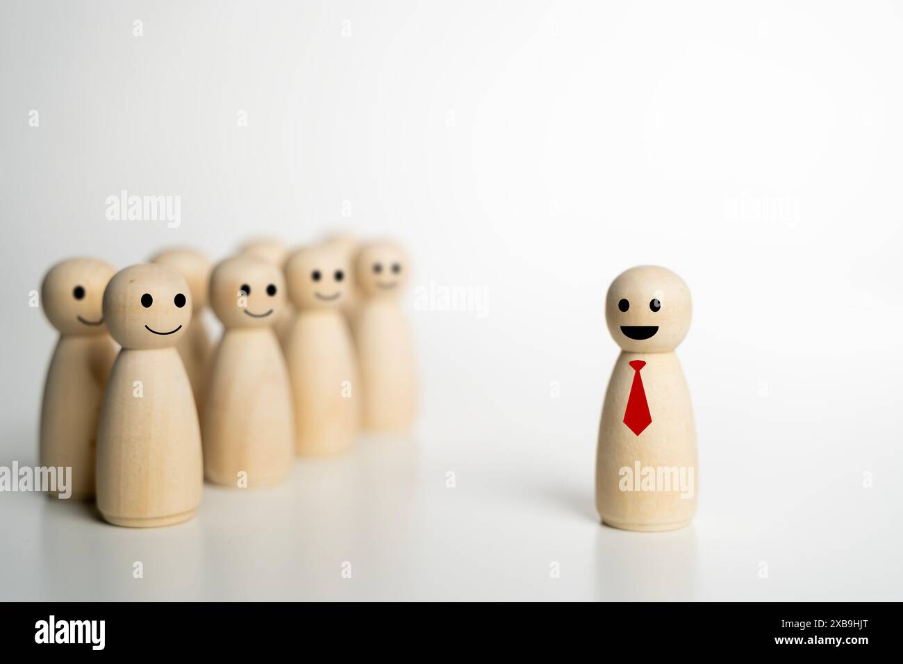 Conflitto del concetto di leadership nella selezione incoerente del personale nell'organizzazione. Burattino di legno. Bambola di legno. Foto Stock