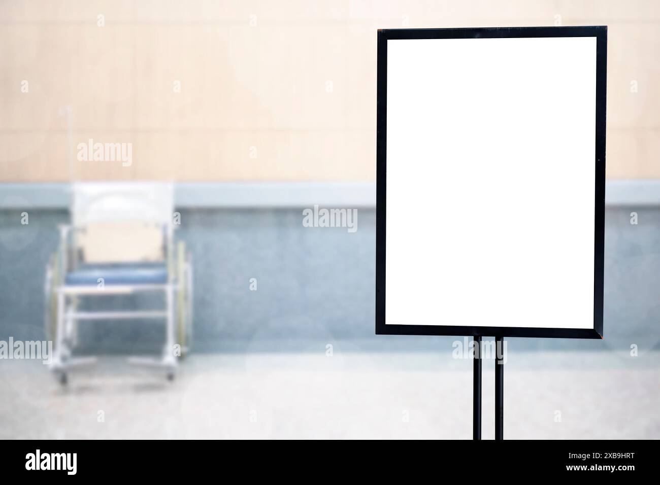 Mock-up di cartelloni pubblicitari vuoti con spazio di copia per il messaggio di testo o i media e i contenuti nella hall per l'attesa in clinica o ospedale, commerciale, Foto Stock
