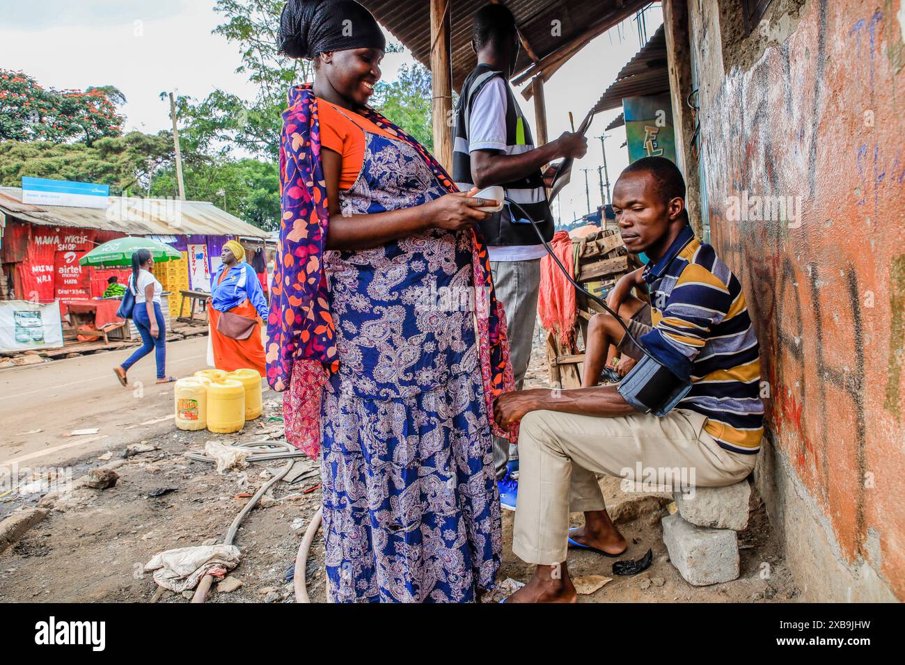 Un volontario sanitario della comunità (CHV) di Plan International Kenya esegue test diagnostici gratuiti sull'ipertensione su un residente in occasione della giornata Mondiale dell'ipertensione. La giornata mondiale dell'ipertensione viene celebrata ogni anno per sensibilizzare sul rischio di ipertensione e sulle sue misure preventive. Oggi, il programma Young Health, un'iniziativa di sensibilizzazione NCD attuata da Plan International Kenya, ha segnato questa giornata conducendo attività porta a porta a Kibera da parte dei loro volontari sanitari della comunità (VSC) e dei medici. (Foto di Donwilson Odhiambo / SOPA Images/Sipa USA) Foto Stock