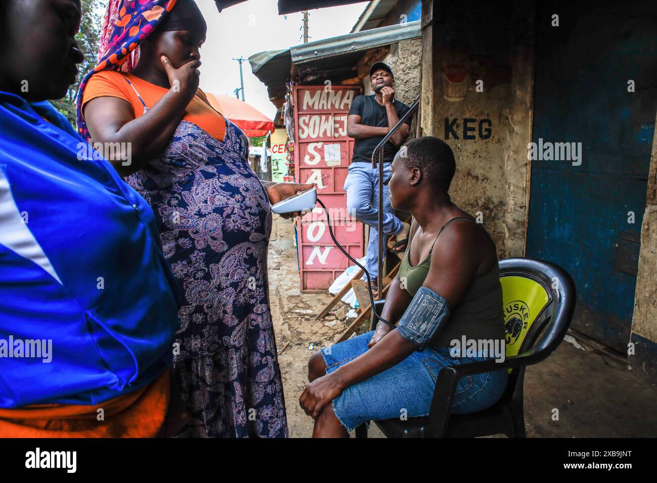 17 maggio 2024, Nairobi, Kenya: Un volontario sanitario della comunità (CHVs) di Plan International Kenya esegue test diagnostici gratuiti sull'ipertensione su un residente in occasione della giornata Mondiale dell'ipertensione. La giornata mondiale dell'ipertensione viene celebrata ogni anno per sensibilizzare sul rischio di ipertensione e sulle sue misure preventive. Oggi, il programma Young Health, un'iniziativa di sensibilizzazione NCD attuata da Plan International Kenya, ha segnato questa giornata conducendo attività porta a porta a Kibera da parte dei loro volontari sanitari della comunità (VSC) e dei medici. (Immagine di credito: © Donwilson Odhiambo/SOPA Imag Foto Stock