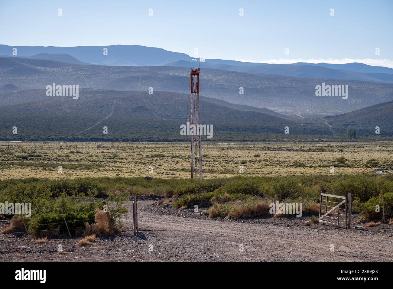 Ingresso dell'attrezzatura di traino nel campo petrolifero. Foto Stock