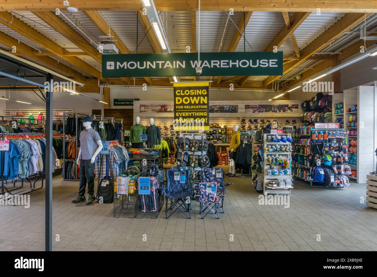 Il negozio Mountain Warehouse all'interno di un negozio Tesco sta chiudendo per trasferirsi in una nuova sede. Foto Stock