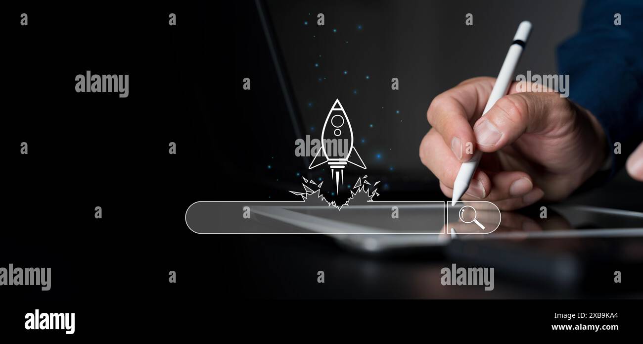 SEO, Search Engine Optimization (Ottimizzazione motore di ricerca). Uomo che tocca la barra di ricerca sullo schermo virtuale, lavora su un computer portatile che cerca informazioni, naviga su Internet. W Foto Stock