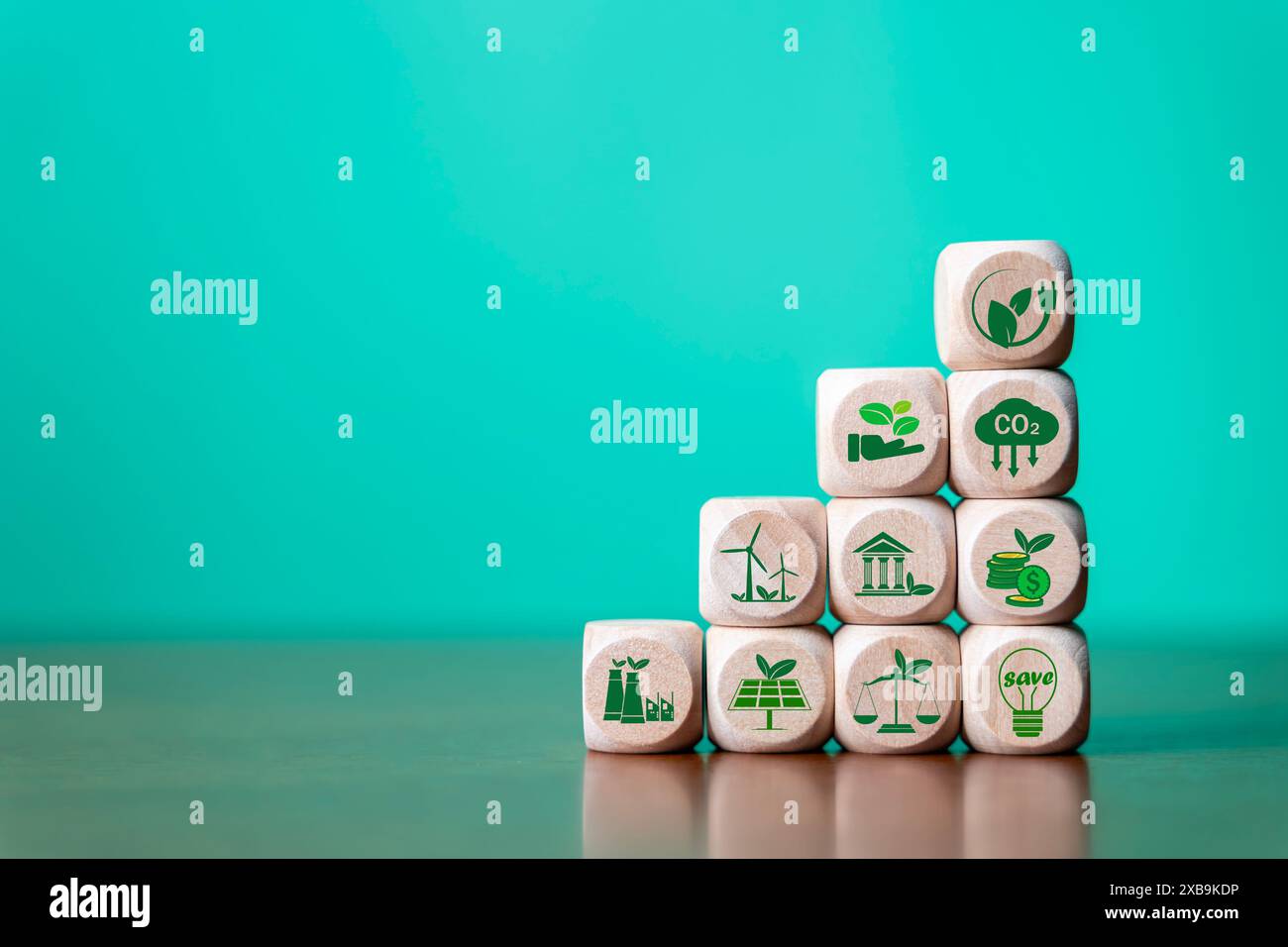 Blocco di legno con icone di legge ambientale. Concetto di diritto internazionale protezione dell'ambiente, valutazione dell'impatto ambientale, diritto ecologico, e Foto Stock