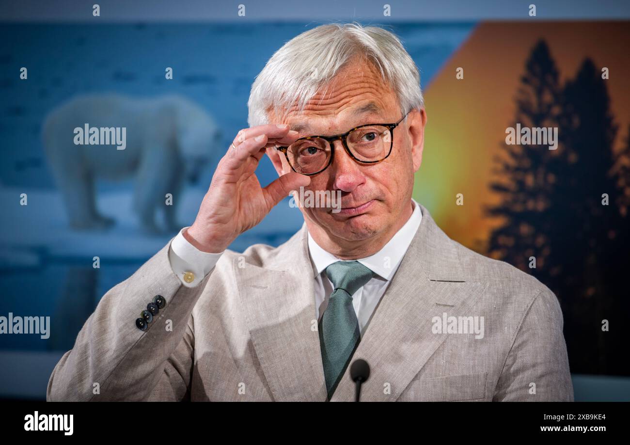 Oslo 20240611. Il revisore generale Karl Eirik Schjott-Pedersen presenta martedì a Oslo una relazione sulla gestione e il coordinamento delle autorità per raggiungere gli obiettivi climatici. Foto: OLE Berg-Rusten / NTB Foto Stock