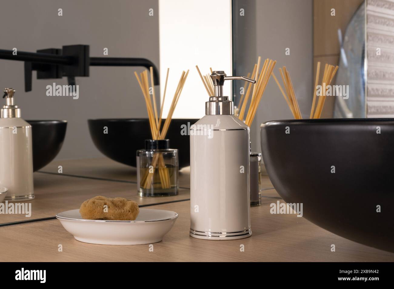 Bagno elegante con accessori Foto Stock