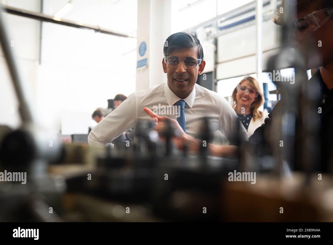 Il primo ministro Rishi Sunak durante una visita al Silverstone University Technical College (UTC) a Towcester, Northamptonshire, dopo aver lanciato il manifesto elettorale generale del Partito Conservatore. Data foto: Martedì 11 giugno 2024. Foto Stock