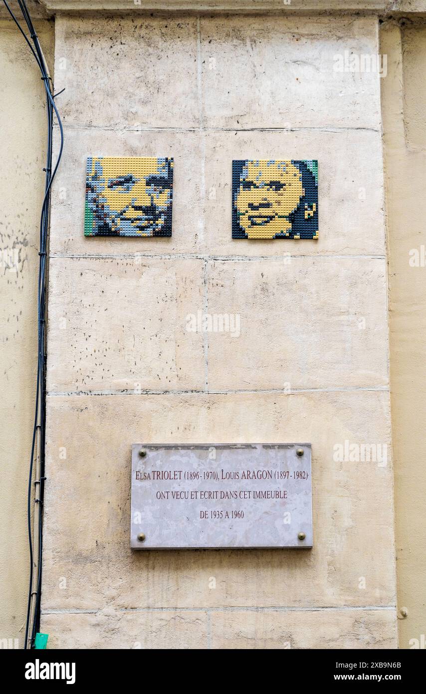 Street art e lapide che indicano dove gli scrittori francesi Elsa Triolet e Louis Aragon vivevano in Rue de la Sorderie, Parigi, Francia. Foto Stock