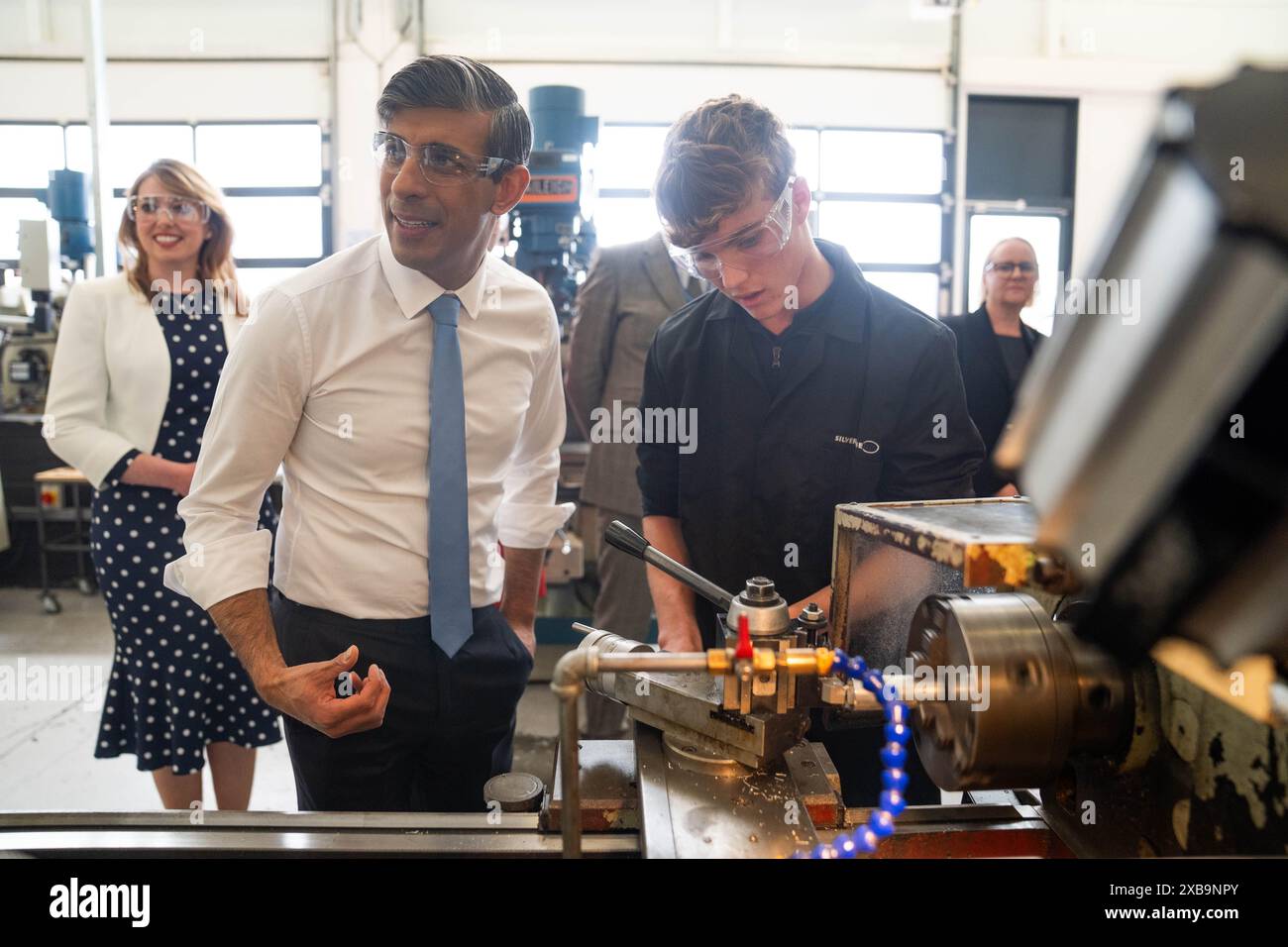 Il primo ministro Rishi Sunak durante una visita al Silverstone University Technical College (UTC) a Towcester, Northamptonshire, dopo aver lanciato il manifesto elettorale generale del Partito Conservatore. Data foto: Martedì 11 giugno 2024. Foto Stock