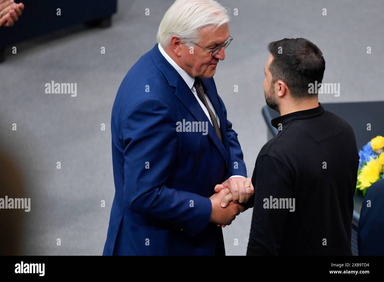 Der ukrainische Praesident Wolodymyr Selenskyj spricht am Dienstag 11.06.2024 zu den Abgeordneten bei der Sondersitzung des Bundestags a Berlino. Foto v.l.: Bundespraesident Frank-Walter Steinmeier und Selenskyj es ist Selenskyjs zweiter offizieller Deutschlandbesuch in diesem Jahr. Die Initiative, Selenskyj im Bundestag sprechen zu lassen, geht auf den Gruenenabgeordneten Robin Wagener zurueck. Wagener ist Vorsitzender der deutsch-ukrainischen Parlamentariergruppe. Seit dem Ueberfall Russlands auf die Ukraine War er mehrfach in dem Kriegsland und wirbt immer wieder fuer mehr militaerische Hil Foto Stock