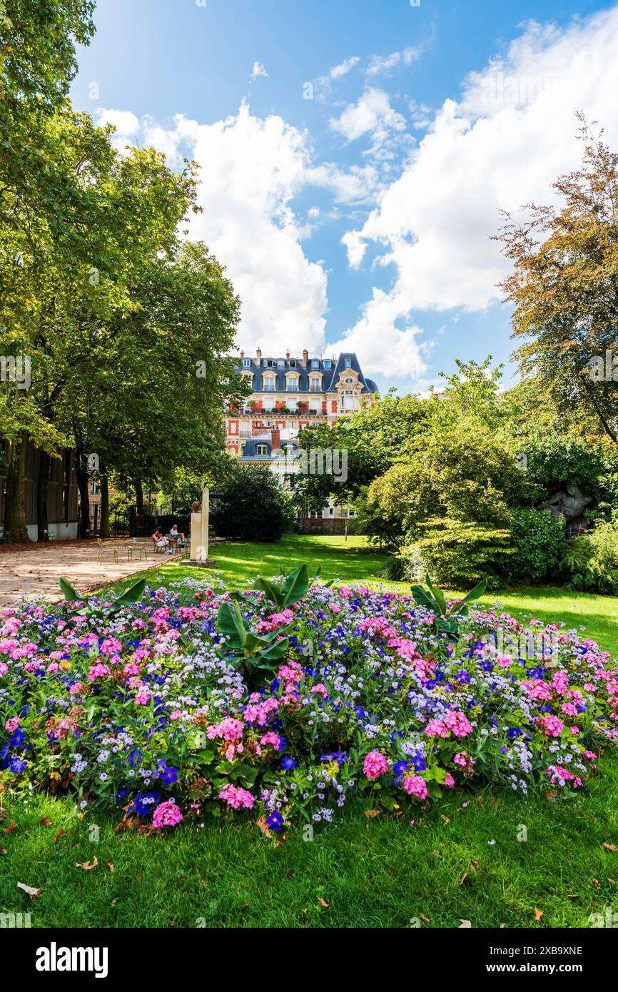 Jardin du Luxembourg con fiori in fiore e turisti, vi arrondissement, Parigi. Foto Stock