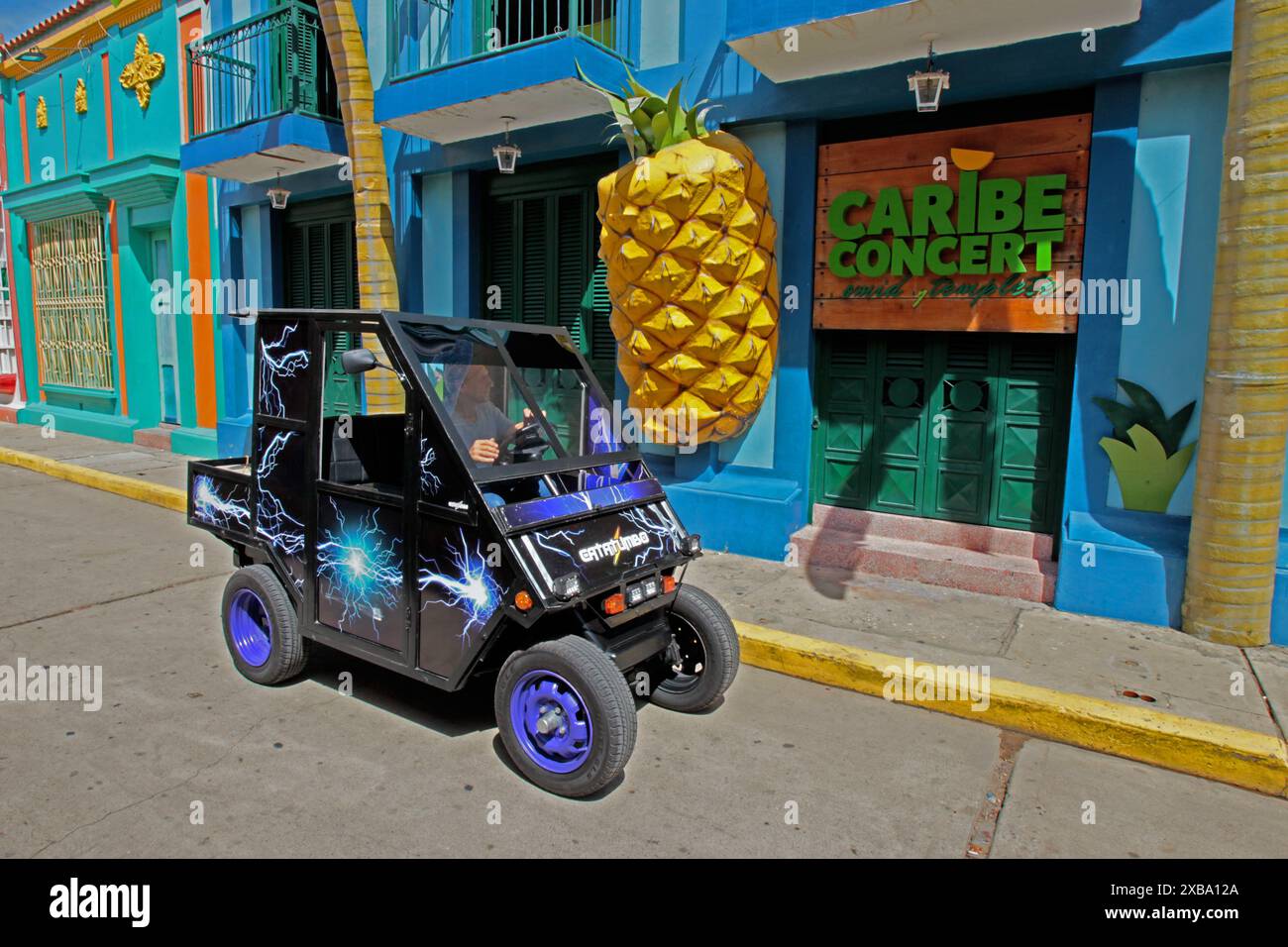 Maracaibo, venezuela10-11-2021. Augusto Padrelli giornalista che produce auto elettriche fatte a mano con materiali riciclabili. Foto di: Jose Bula Foto Stock