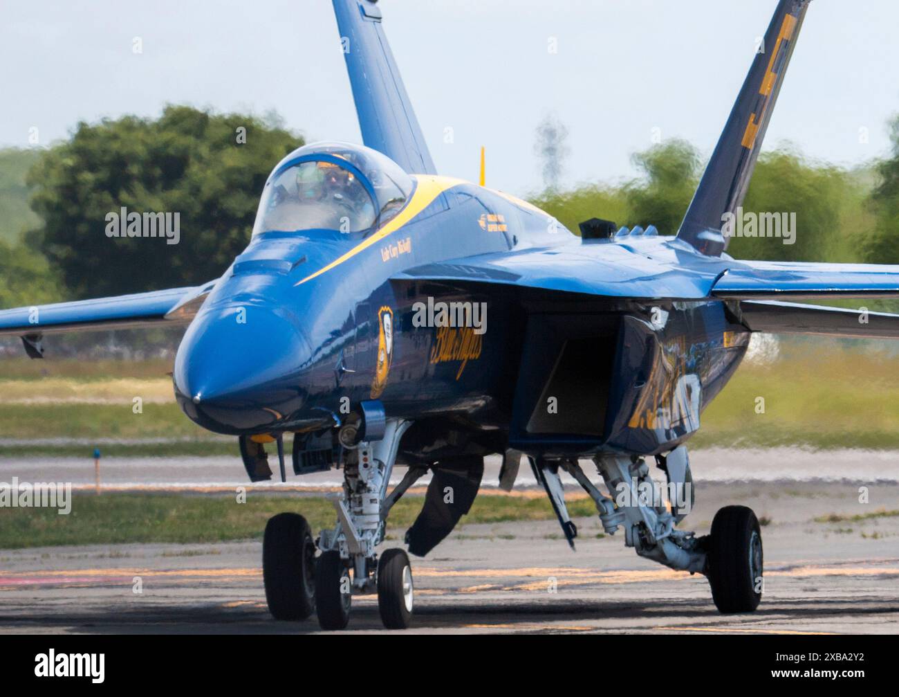 Farmingdale, New York, USA - 26 maggio 2022: Primo piano di un jet Navy Blue Angels che si muove su una pista dopo l'atterraggio all'aeroporto di Farmingdale a Long Island. Foto Stock