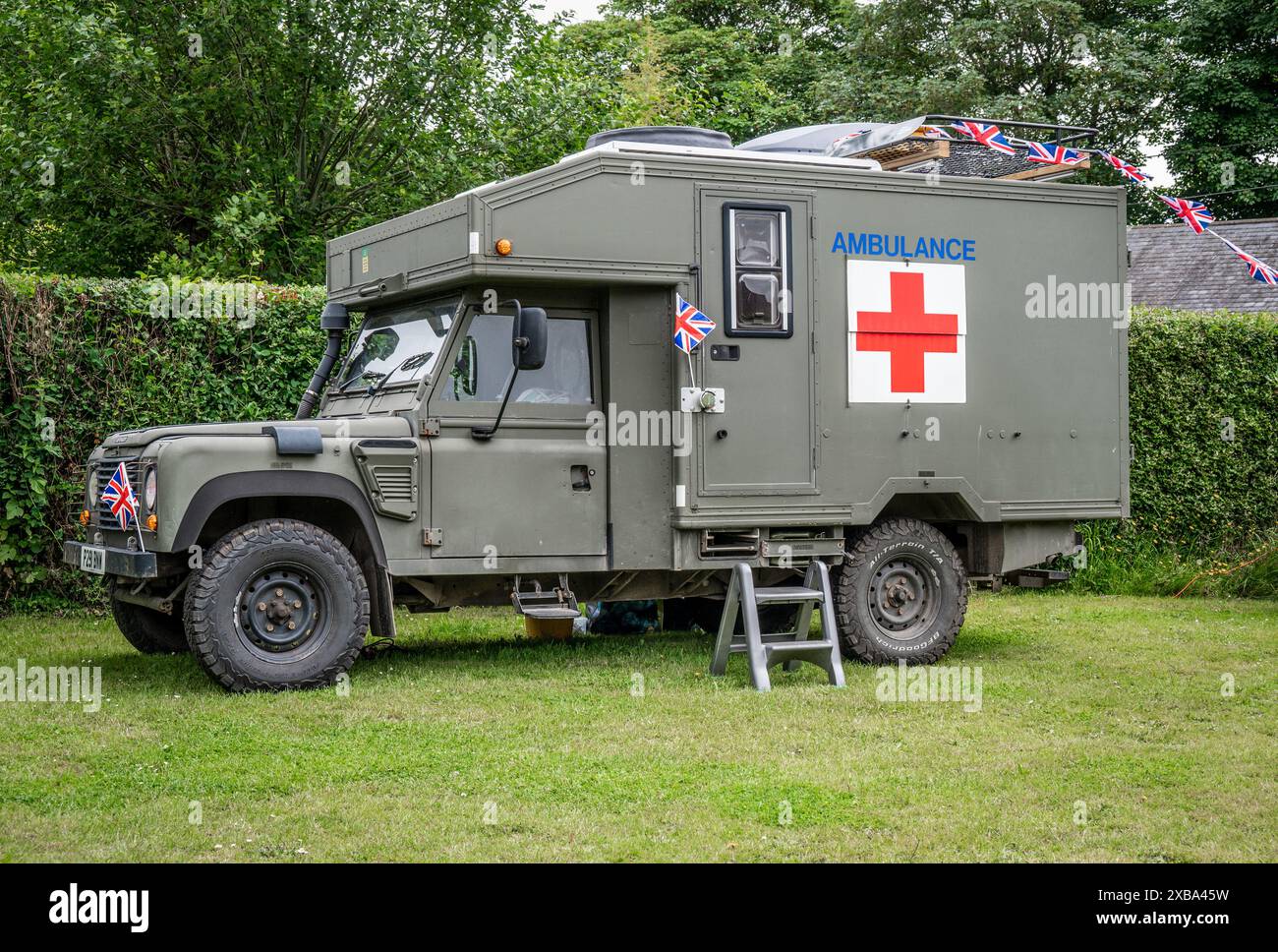 Ambulanza di pronto soccorso militare in occasione del 80° anniversario dello sbarco del D-Day al Southwick Revival 2024. Foto Stock
