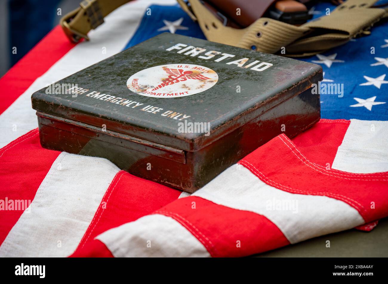 Stagno di pronto soccorso americano del D-Day in mostra sulla cima di una bandiera americana nel villaggio di Southwick, Hampshire, durante la rinascita di Southwick. Foto Stock