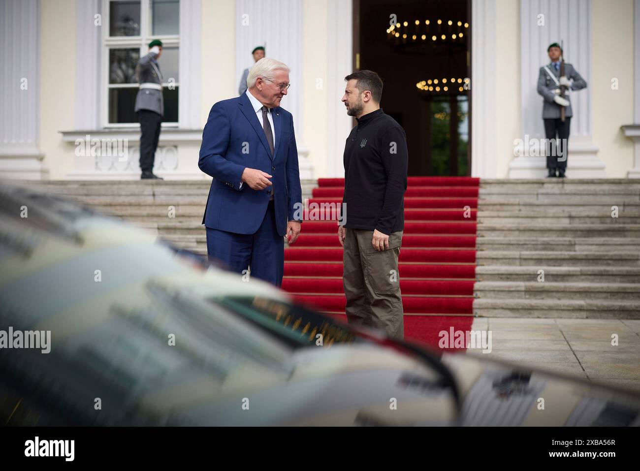 Berlino, Germania. 11 giugno 2024. Il presidente ucraino Volodymyr Zelenskyy, a destra, è accolto con favore dal presidente tedesco Frank-Walter Steinmeier, a sinistra, per i colloqui bilaterali a margine della Conferenza Ucraina sulla ripresa 2024 al Palazzo Bellevue, 11 giugno 2024, a Berlino, Germania. Credito: Pool Photo/Ufficio Stampa Presidenziale ucraino/Alamy Live News Foto Stock