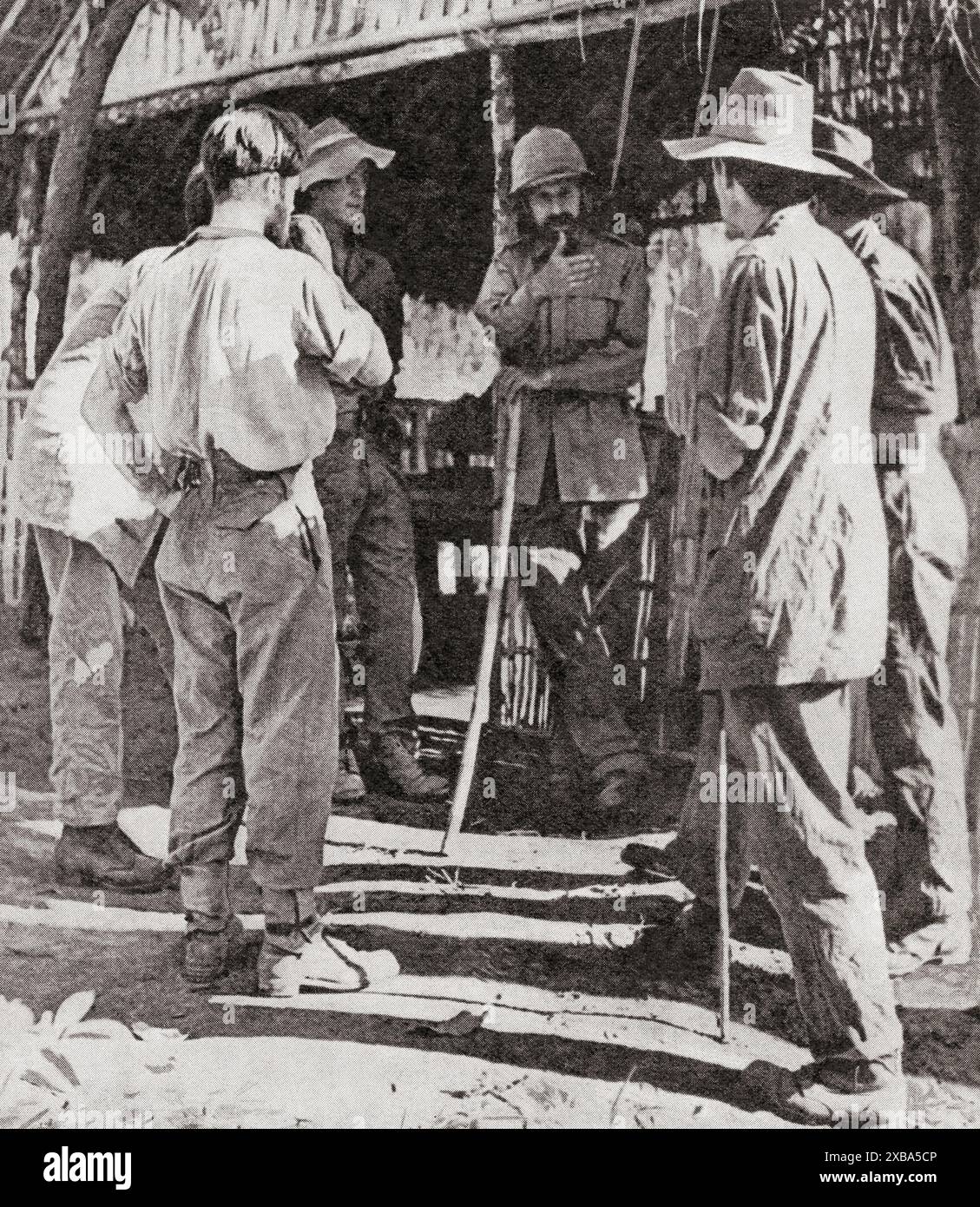 Il Brigadiere O.C. Wingate, al centro, parlò con gli uomini sotto il suo comando dopo il ritorno da una spedizione di guerriglia britannica in Birmania, maggio 1943. Maggiore generale Orde Charles Wingate, DSO & Two Bars, 1903 – 1944. Alto ufficiale dell'esercito britannico, creatore delle missioni Chindit di profonda penetrazione in territorio giapponese durante la campagna birmana della seconda guerra mondiale. Da The War in Pictures, quarto anno. Foto Stock