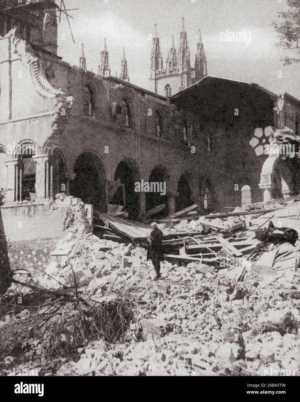 Le rovine della biblioteca della cattedrale di Canterbury dopo un bombardamento tedesco effettuato in rappresaglia per il raid della RAF a Colonia, nel 1942, durante la seconda guerra mondiale. Dal terzo anno di War in Pictures Foto Stock