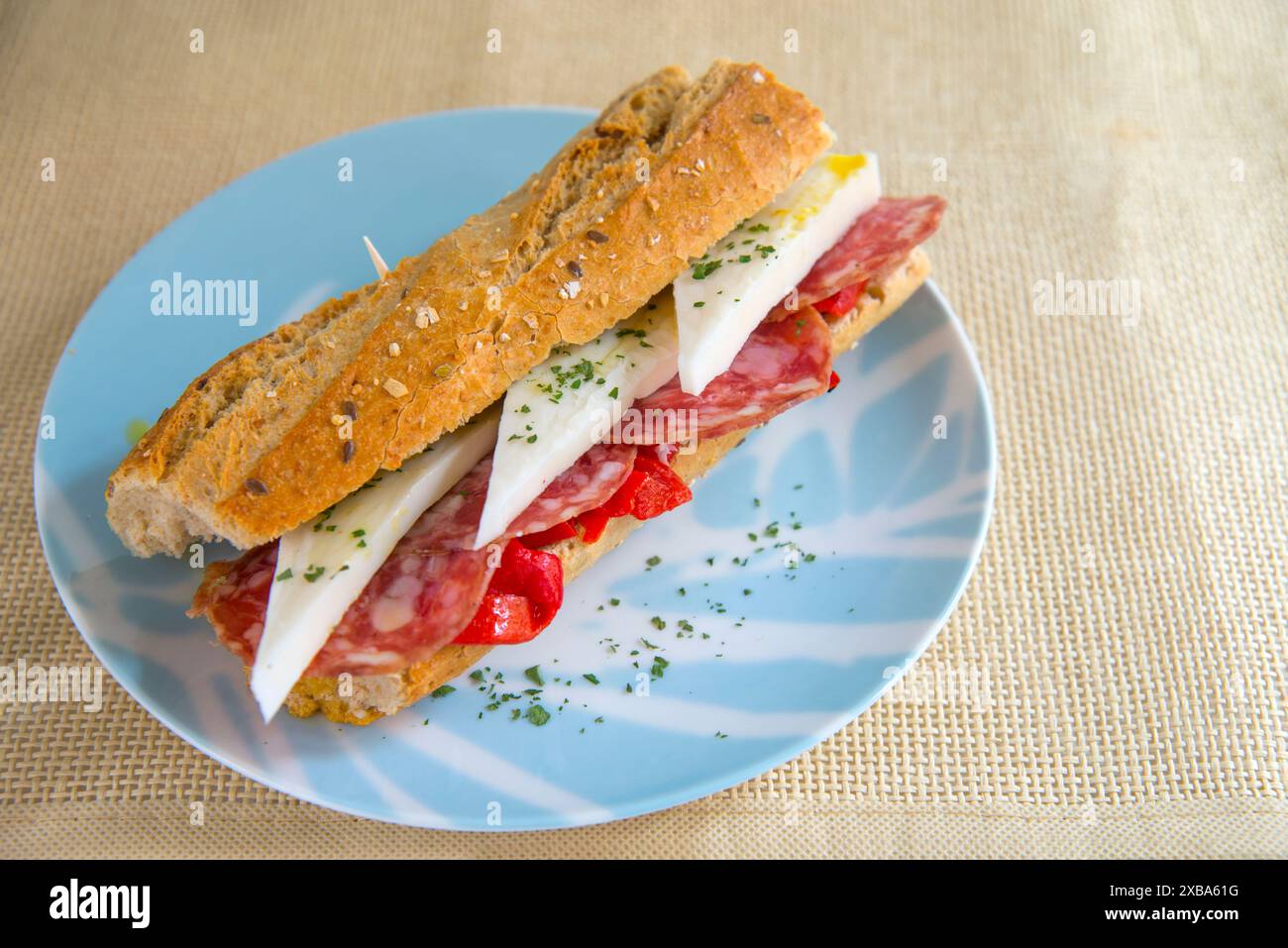 Panino spagnolo: Formaggio, salchichon iberico e pepe rosso. Foto Stock