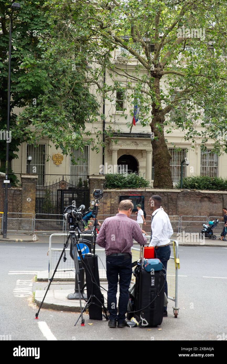 Una bandiera russa è vista fuori dall'ambasciata russa a Londra, mentre i rapporti dei media suggeriscono che i mercenari sembrano avanzare verso Mosca in Russia. Foto Stock