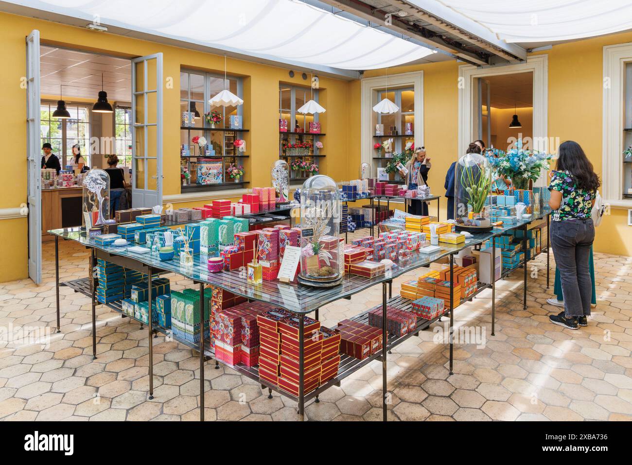 Grasse, Alpes-Maritimes, Francia. Interno della boutique Fragonard. Foto Stock