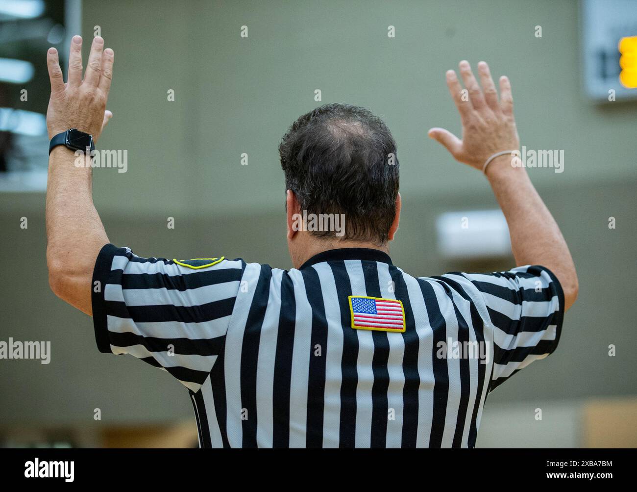 Un arbitro di basket che usa segnali manuali Foto Stock