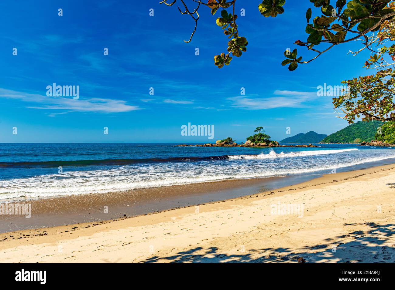 La spiaggia selvaggia di Rmote di Castelhanos e il suo paesaggio tropicale paradisiaco sull'isola di Ilhabela a San Paolo Foto Stock