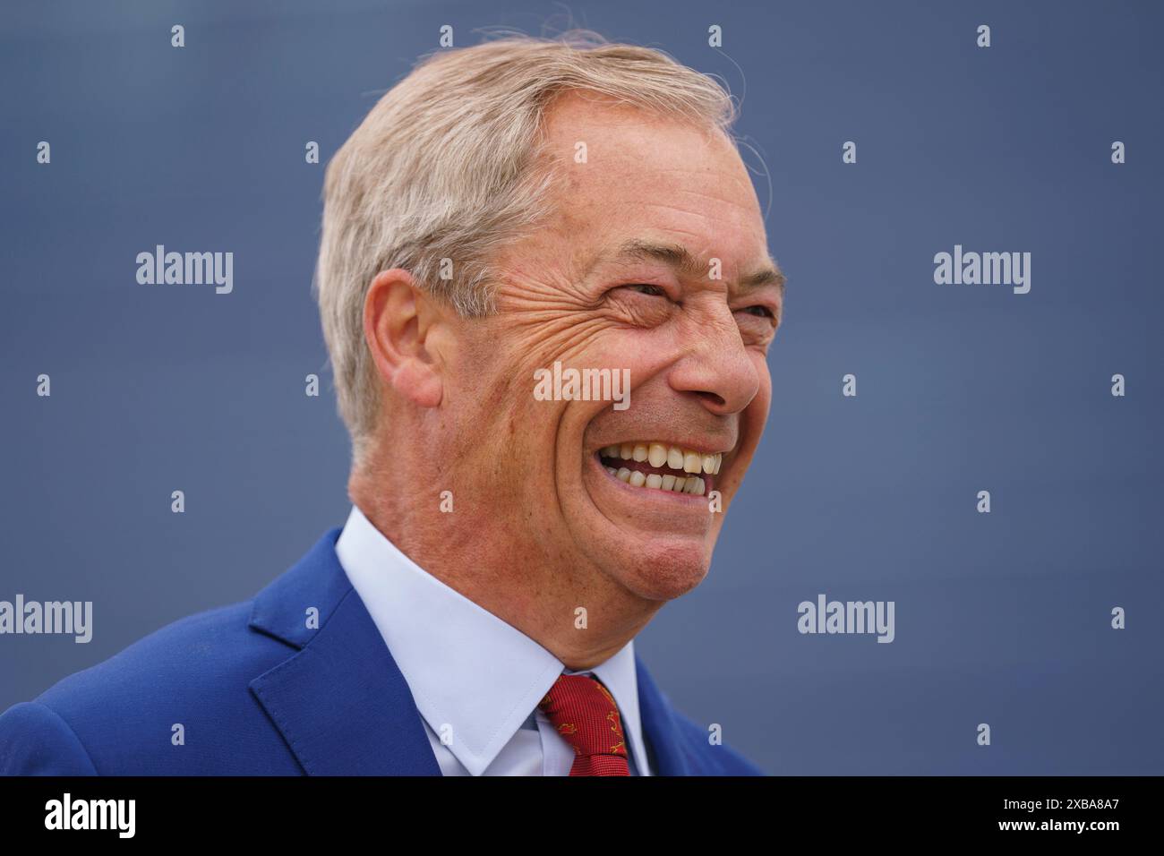 Nigel Farage, leader della riforma britannica, parla ai media di Boneham and Turner Ltd, ad Ashfield, Nottinghamshire, mentre si trovava sulla pista della campagna elettorale generale. Data foto: Martedì 11 giugno 2024. Foto Stock