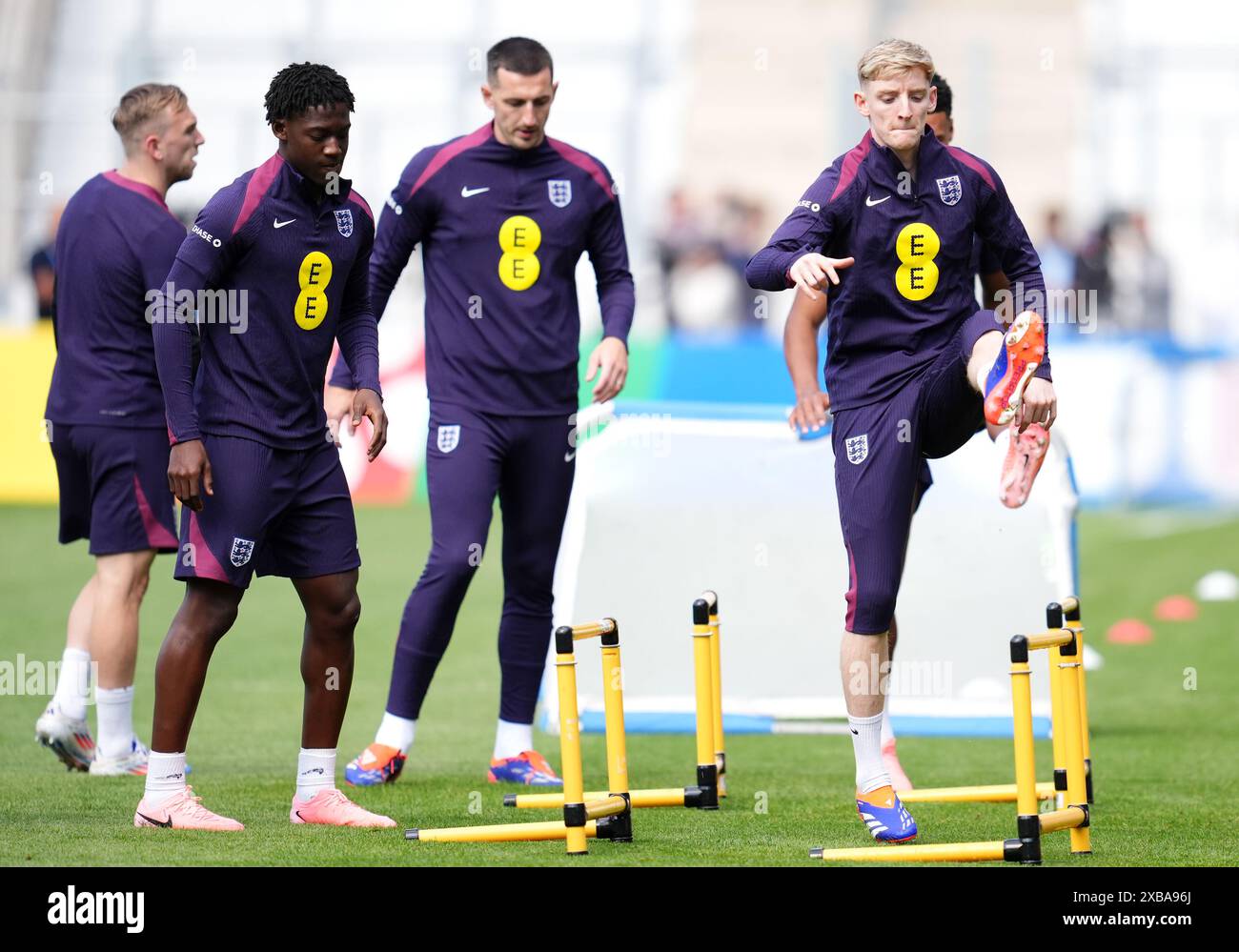 L'inglese Anthony Gordon (a destra) e i compagni di squadra durante una sessione di allenamento presso l'Ernst-Abbe-Sportfeld di Jena, Germania. Data foto: Martedì 11 giugno 2024. Foto Stock