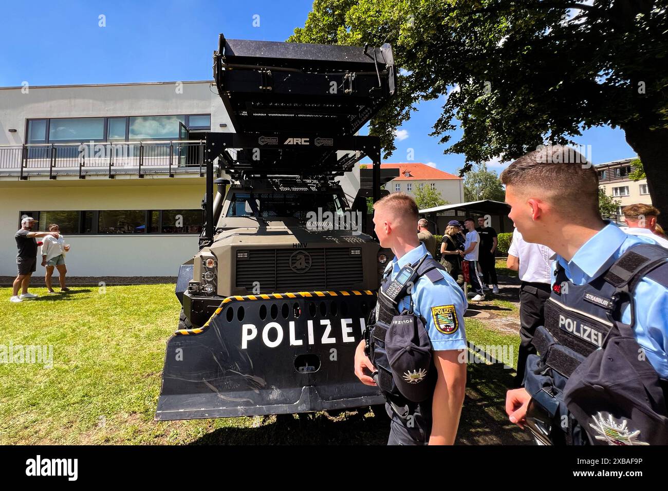 Der Survivor der Polizei wurde auch präsentiert. Tag der offenen Tür am 08.06.2024 an der Fachhochschule der Polizei ad Aschersleben Sachsen-Anhalt. Interessierte Besucher bekommen einen Blick hinter die Kulissen des Polizeialltags. MIT Unterstützung der gesammten Kolleginnen und Kollegen der Landespolizei Sachsen- Anhalt gibt es umfangreiche Ausstellungsangebote und verschiedenen Vorführungen. Es gibt eine Straße der Einsatzgebiete, welche z.B. Wasserwerfer, Sonderwagen, Gerätewagen, Taucherkraftwagen sowie ein Polizeiboot und einen Stand der Wasserschutzpolizei präsentiert. *** La polizia su Foto Stock