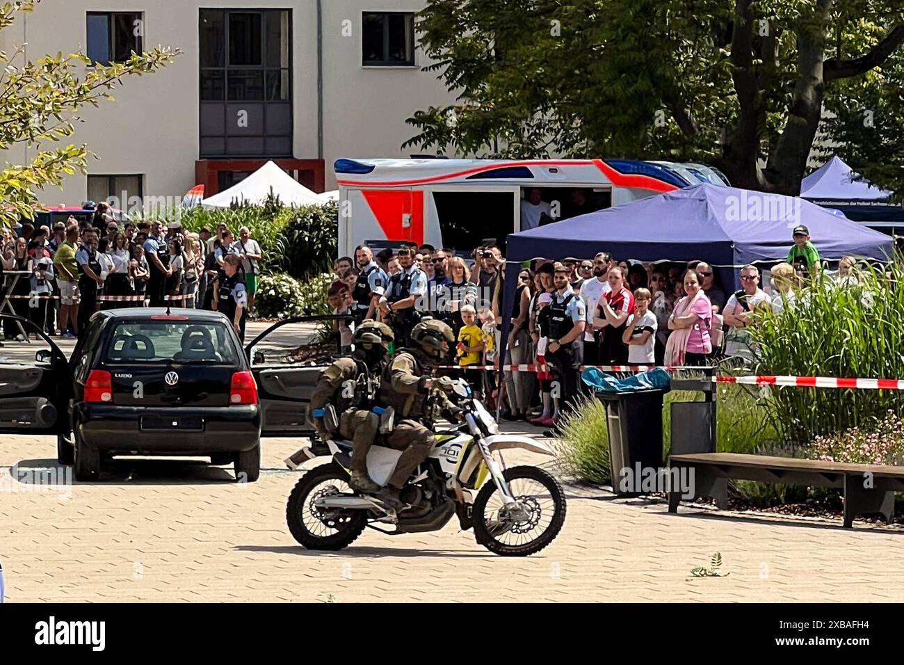 Vorführung des SEK Sondereinsatzkommando der Polizei. Tag der offenen Tür am 08.06.2024 an der Fachhochschule der Polizei ad Aschersleben Sachsen-Anhalt. Interessierte Besucher bekommen einen Blick hinter die Kulissen des Polizeialltags. MIT Unterstützung der gesammten Kolleginnen und Kollegen der Landespolizei Sachsen- Anhalt gibt es umfangreiche Ausstellungsangebote und verschiedenen Vorführungen. Es gibt eine Straße der Einsatzgebiete, welche z.B. Wasserwerfer, Sonderwagen, Gerätewagen, Taucherkraftwagen sowie ein Polizeiboot und einen Stand der Wasserschutzpolizei präsentiert. *** Demonstr Foto Stock