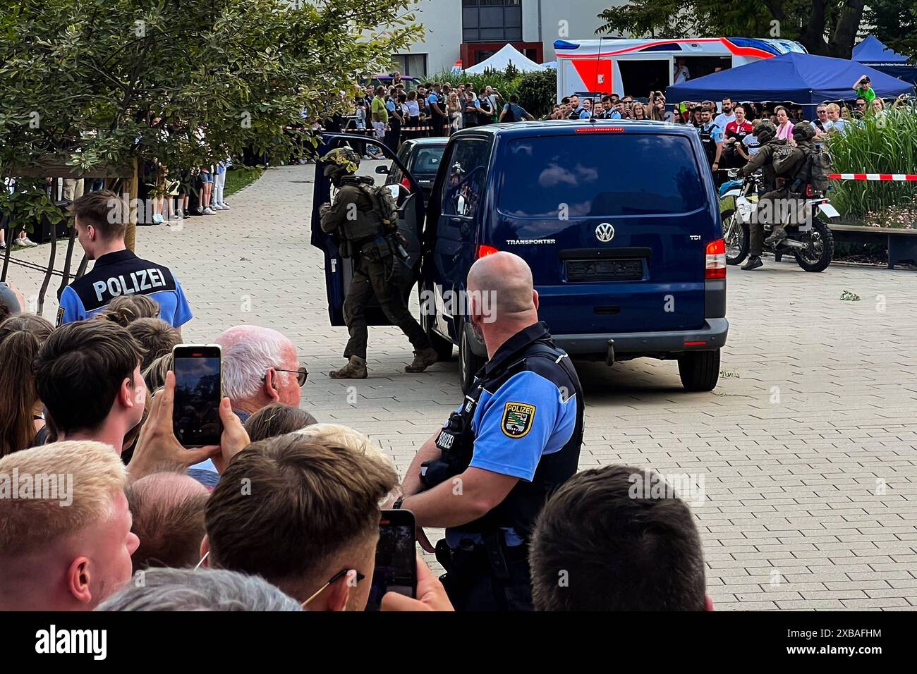 Vorführung des SEK Sondereinsatzkommando der Polizei. Tag der offenen Tür am 08.06.2024 an der Fachhochschule der Polizei ad Aschersleben Sachsen-Anhalt. Interessierte Besucher bekommen einen Blick hinter die Kulissen des Polizeialltags. MIT Unterstützung der gesammten Kolleginnen und Kollegen der Landespolizei Sachsen- Anhalt gibt es umfangreiche Ausstellungsangebote und verschiedenen Vorführungen. Es gibt eine Straße der Einsatzgebiete, welche z.B. Wasserwerfer, Sonderwagen, Gerätewagen, Taucherkraftwagen sowie ein Polizeiboot und einen Stand der Wasserschutzpolizei präsentiert. *** Demonstr Foto Stock