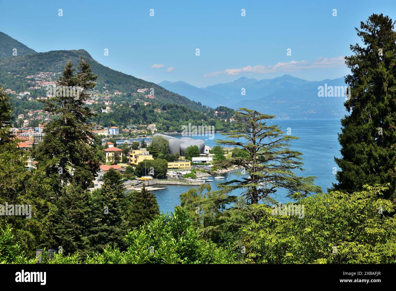Vista verso Intra sul Lago maggiore dai Giardini Botanici di Villa Taranto, nel comune di Verbania, Italia. Foto Stock