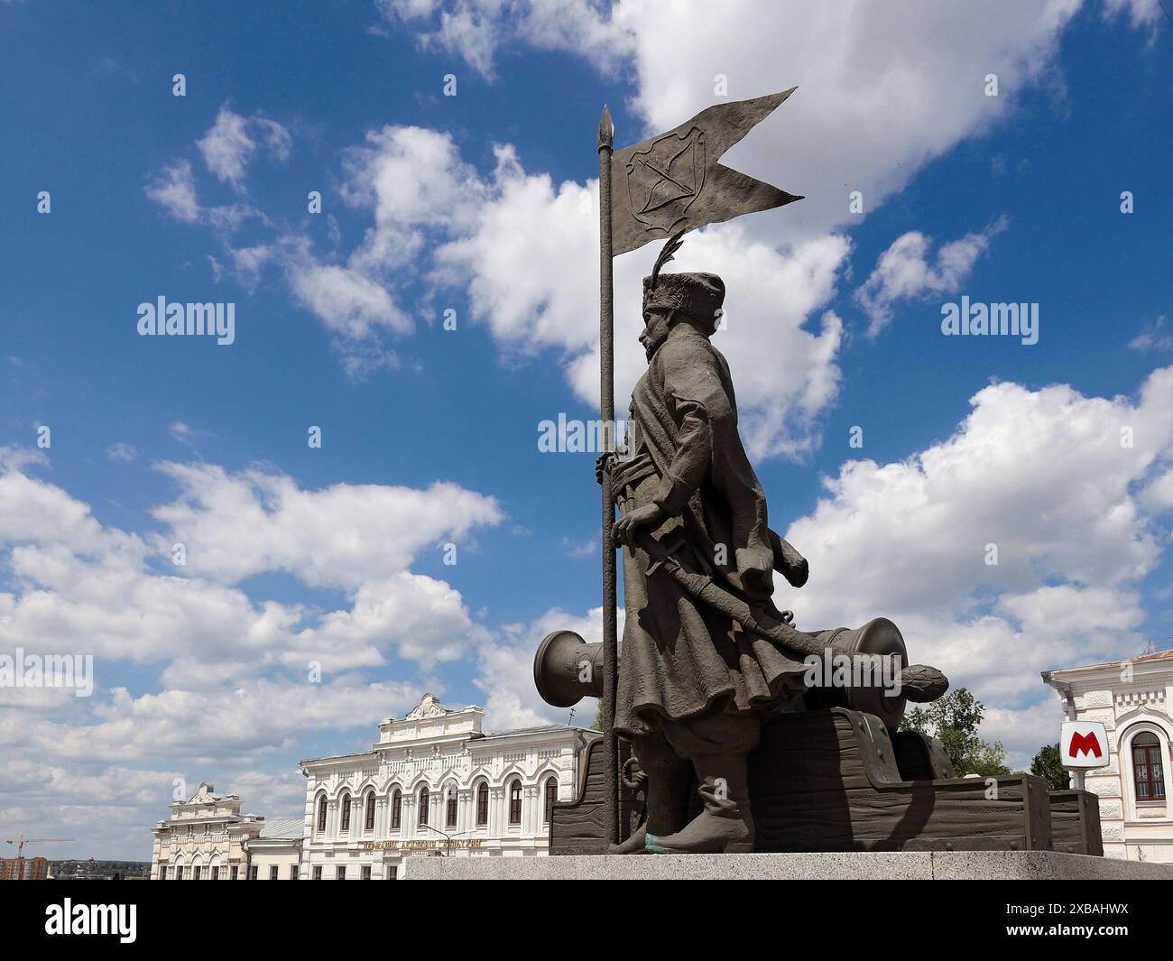 CHARKIV, UCRAINA - 8 GIUGNO 2024 - il monumento al leader militare cosacco ucraino del XVII secolo, Koshovyi Otaman dell'esercito zaporozhiano Ivan Sirko si trova a Bursatskyi Descent a Charkiv, nel nord-est dell'Ucraina. Foto Stock