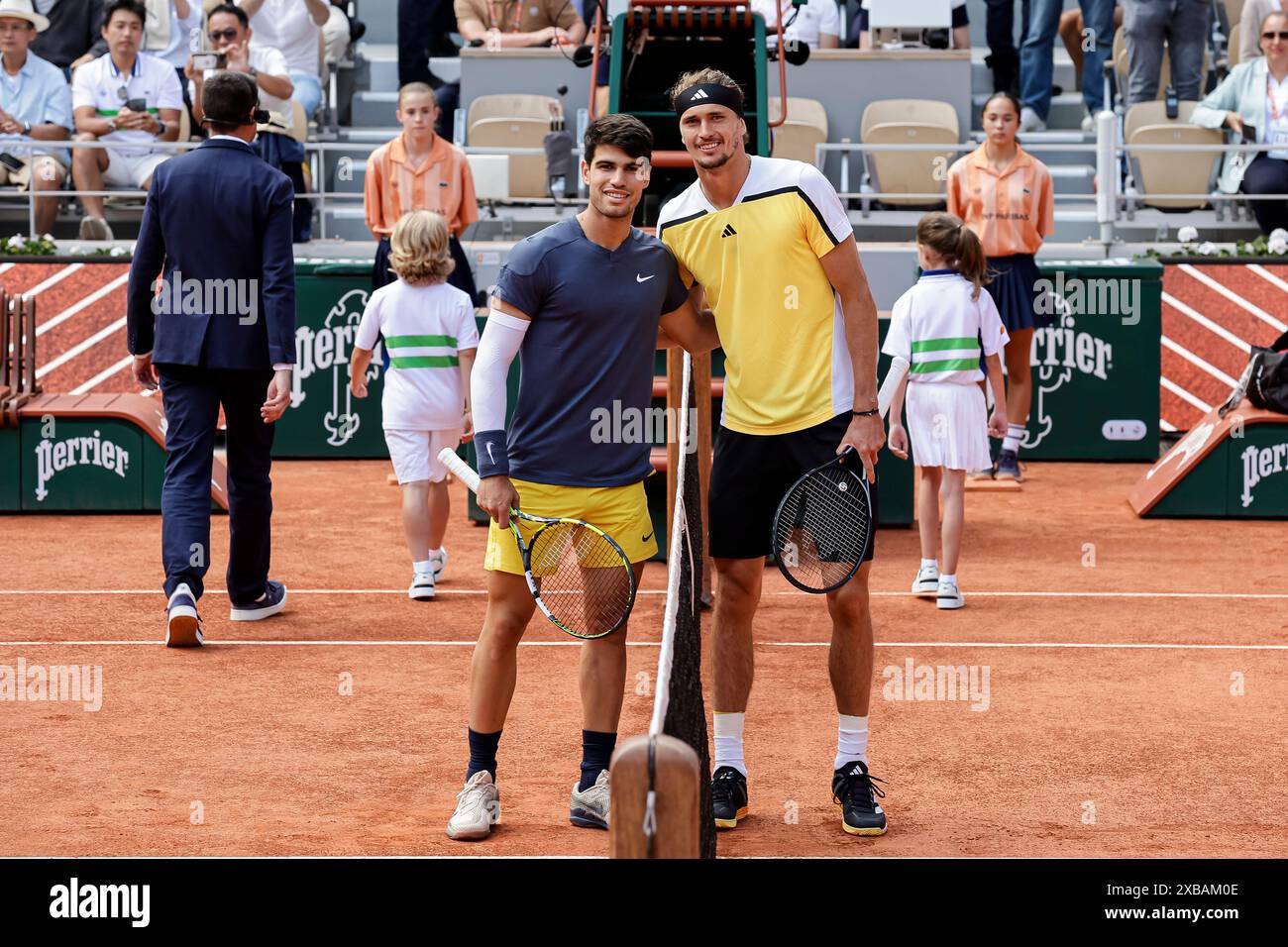 Roland Garros Carlos Alcaraz di Spagna (L) e Alexander Zverev di Germania (R) posa per le foto ufficiali prima della finale maschile degli Open di Francia 2024 - Day 15 al Roland Garros il 9 giugno 2024 a Parigi. (Foto di SPP) (Eurasia Sport Images / SPP) Foto Stock