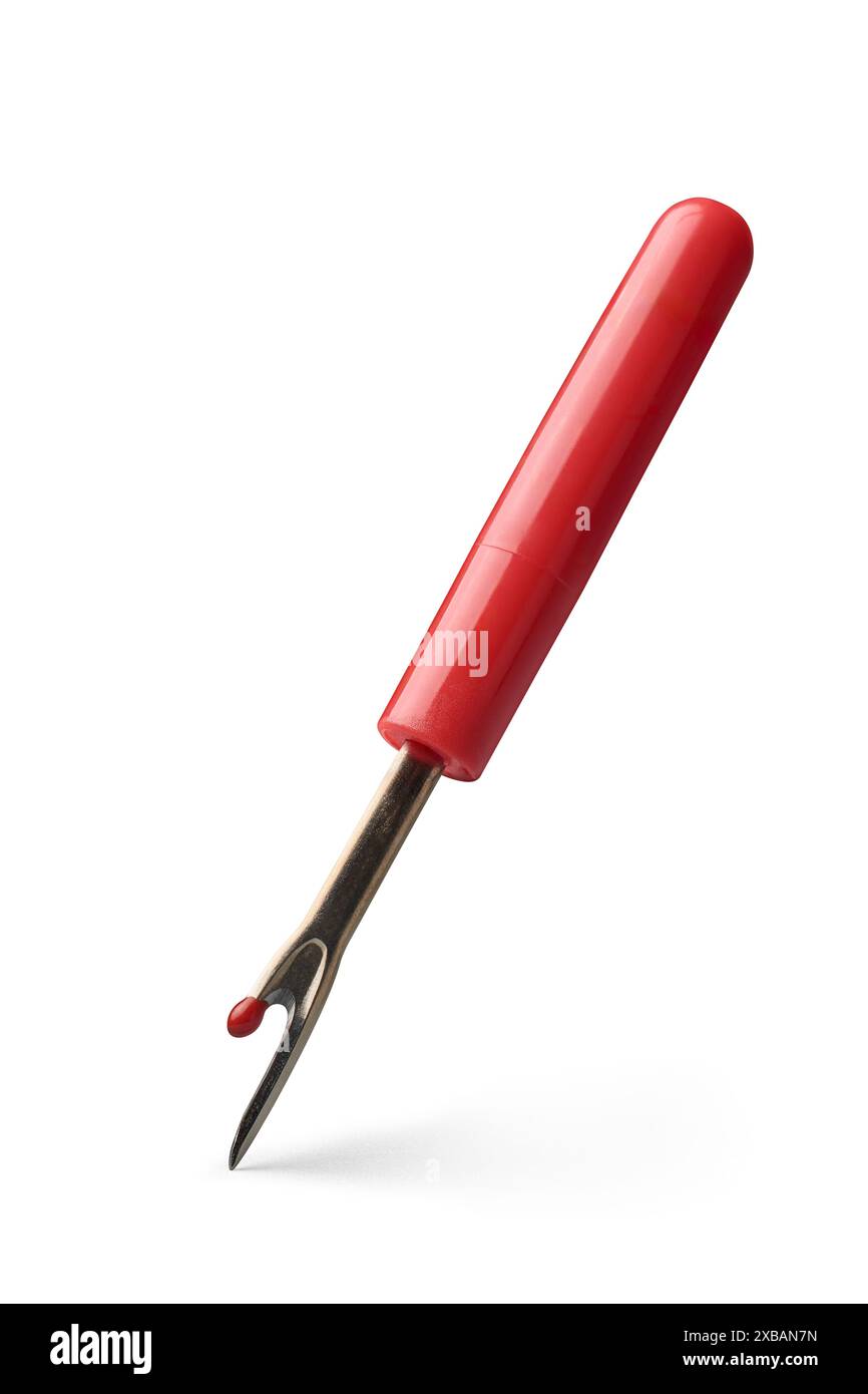 ripper per cuciture o rimuovi fili per cucire sfondo bianco isolato, piccolo utensile utilizzato per tagliare e rimuovere i punti con lama curva a punta affilata Foto Stock