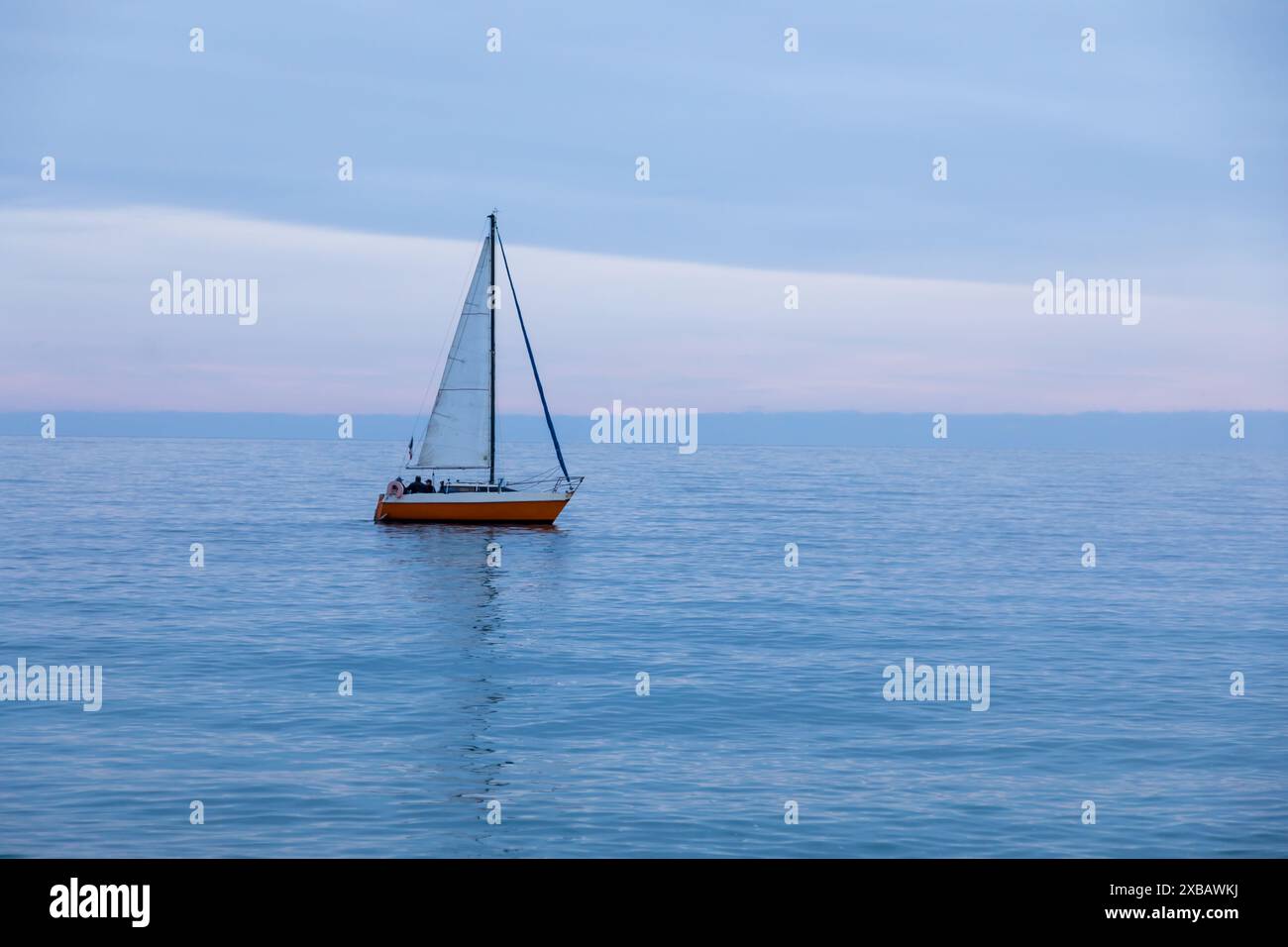 Barca a vela, cielo blu e mare Mediterraneo blu Foto Stock