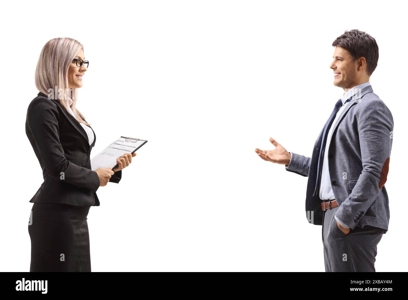Donna d'affari che tiene un documento e ascolta un giovane professionista isolato su sfondo bianco Foto Stock