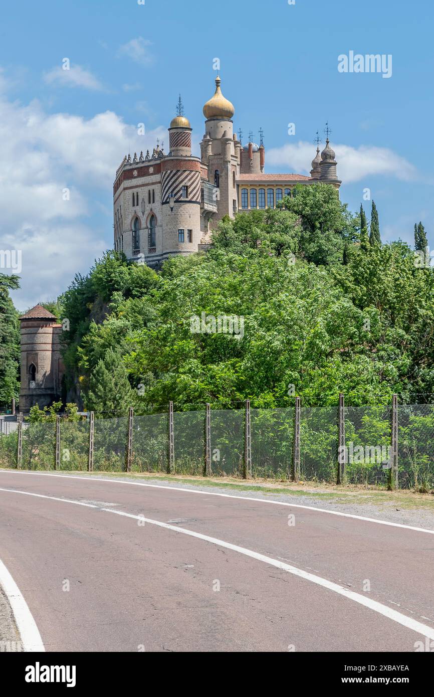 L'antica Rocchetta Mattei con la strada che vi conduce in primo piano, Savignano, Grizzana Morandi, Italia Foto Stock