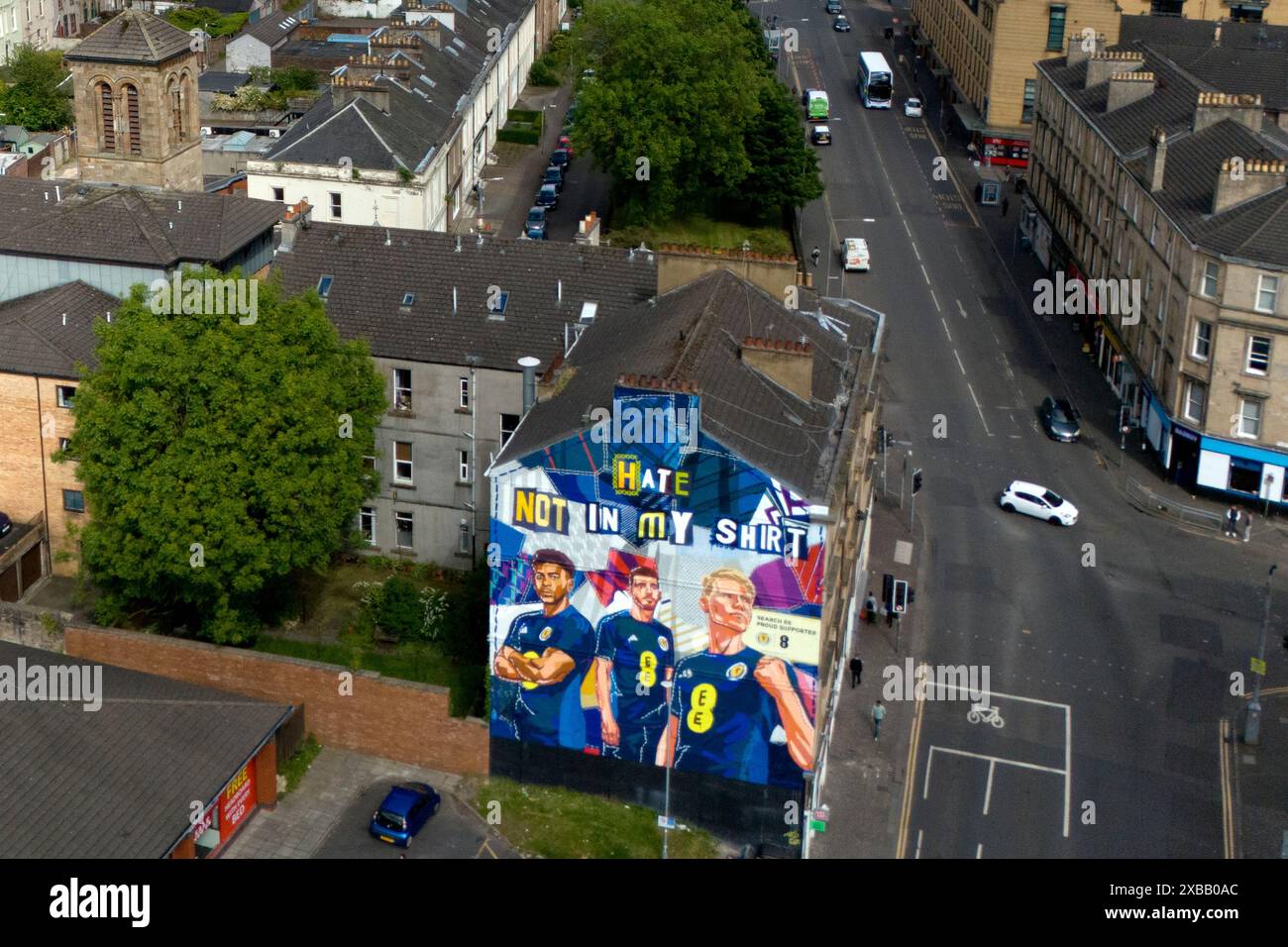 Un nuovo murale nell'estremità est di Glasgow con i giocatori scozzesi (da sinistra) che Adams, Andy Robertson e Scott McTominay, è stato svelato in vista della partita di apertura degli Euros contro la Germania di venerdì. Data foto: Martedì 11 giugno 2024. Foto Stock