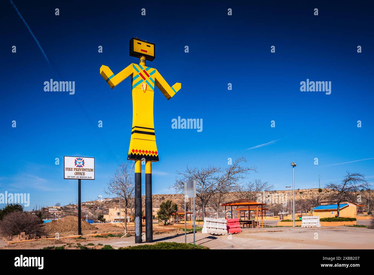 Gallup, New Mexico USA - 18 marzo 2017: La statua gialla della Kachina indiana sul lato della strada accoglie i visitatori nel "cuore della regione indiana". Foto Stock