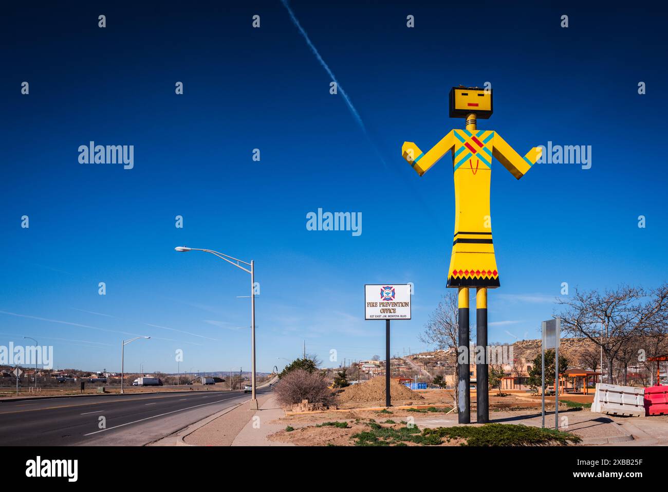 Gallup, New Mexico USA - 18 marzo 2017: La statua gialla della Kachina indiana sul lato della strada accoglie i visitatori nel "cuore della regione indiana". Foto Stock