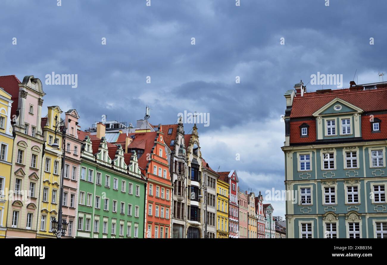 Case colorate nella piazza del mercato di Wroclaw con nuvole spettacolari Foto Stock