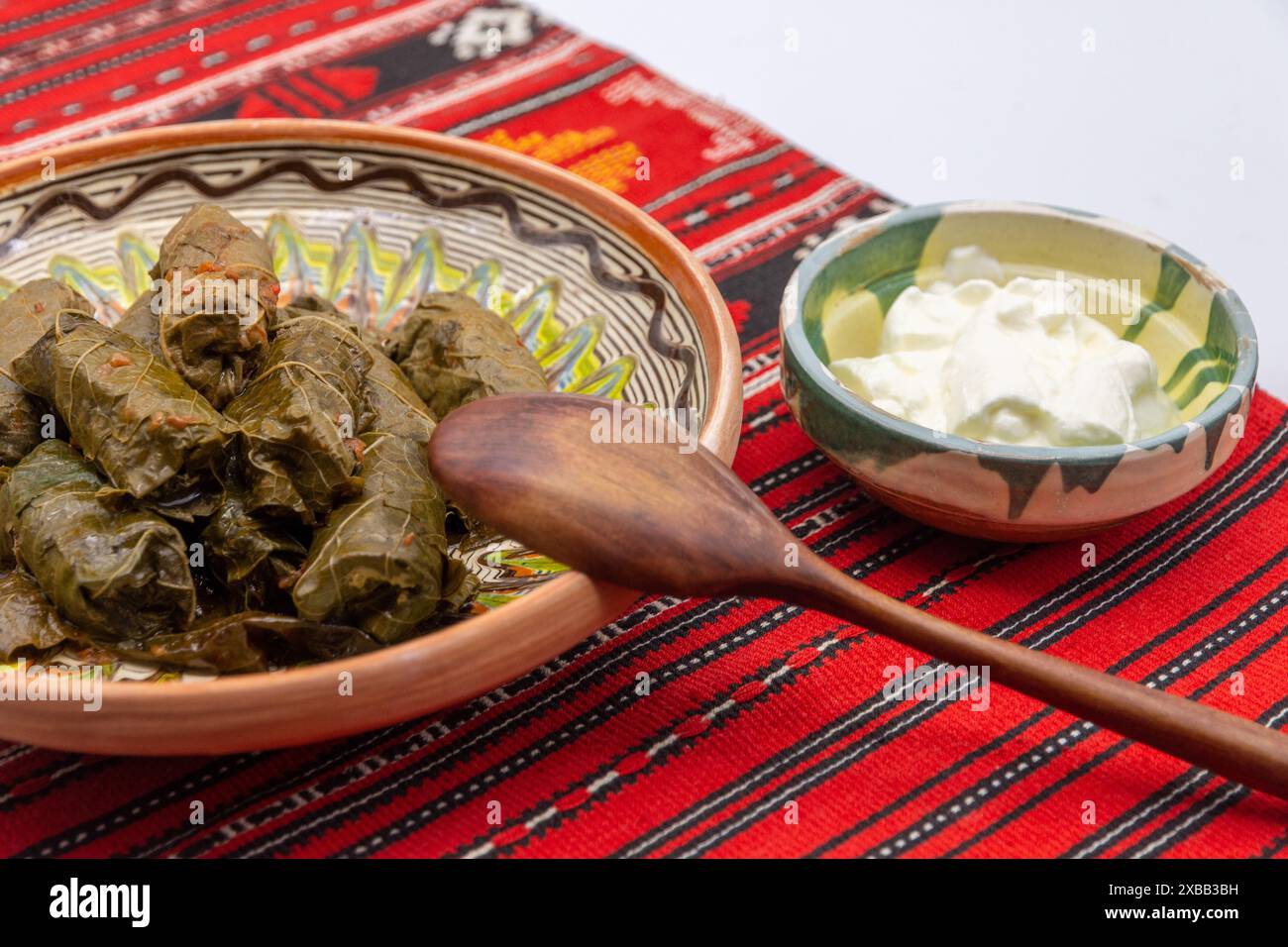 involtini di carne avvolti con foglie di vino, cucina balcanica sarma Foto Stock