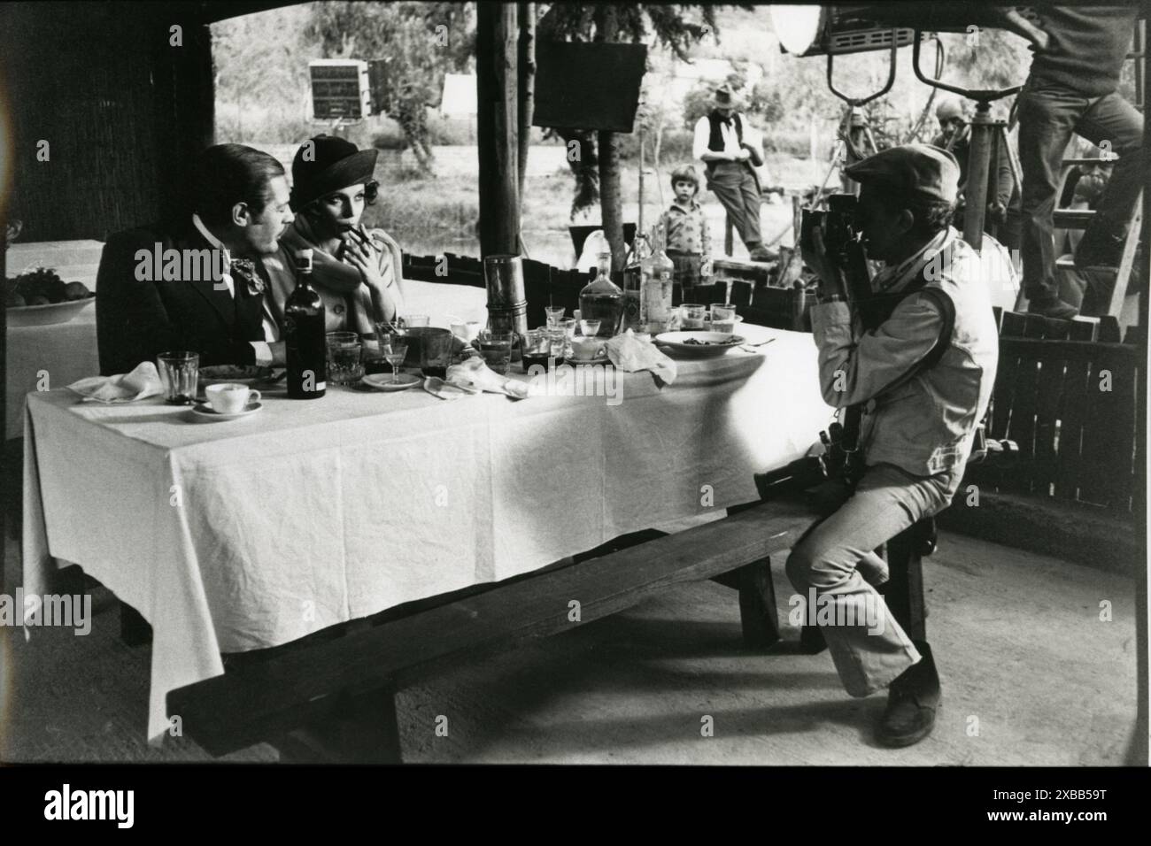 CREATURA DIVINA (DIVINA crea) de Giuseppe Patroni Griffi 1975 ITA. affiche italienne avec Marcello Mastroianni, Laura Antonelli et Terence Stamp d'apres le roman de Luciano Zuccoli. I due attori Antonelli e Mastroianni sono fotografati qui da Pierluigi Praturlon, famoso paparazzo italiano Foto Stock