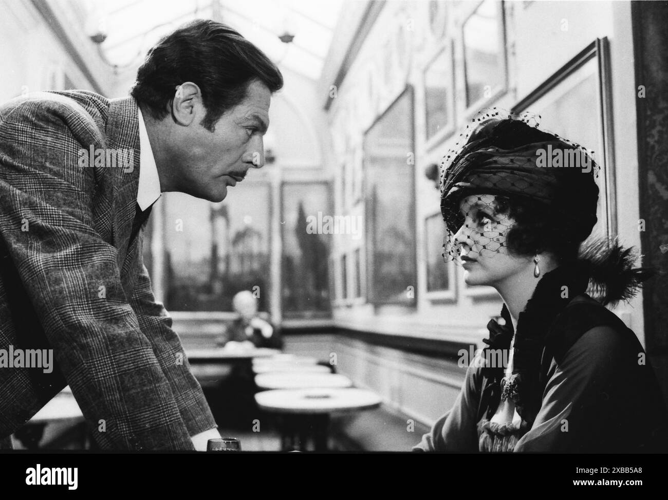 CREATURA DIVINA (DIVINA crea) de Giuseppe Patroni Griffi 1975 ITA. affiche italienne avec Marcello Mastroianni, Laura Antonelli et Terence Stamp d'apres le roman de Luciano Zuccoli Foto Stock