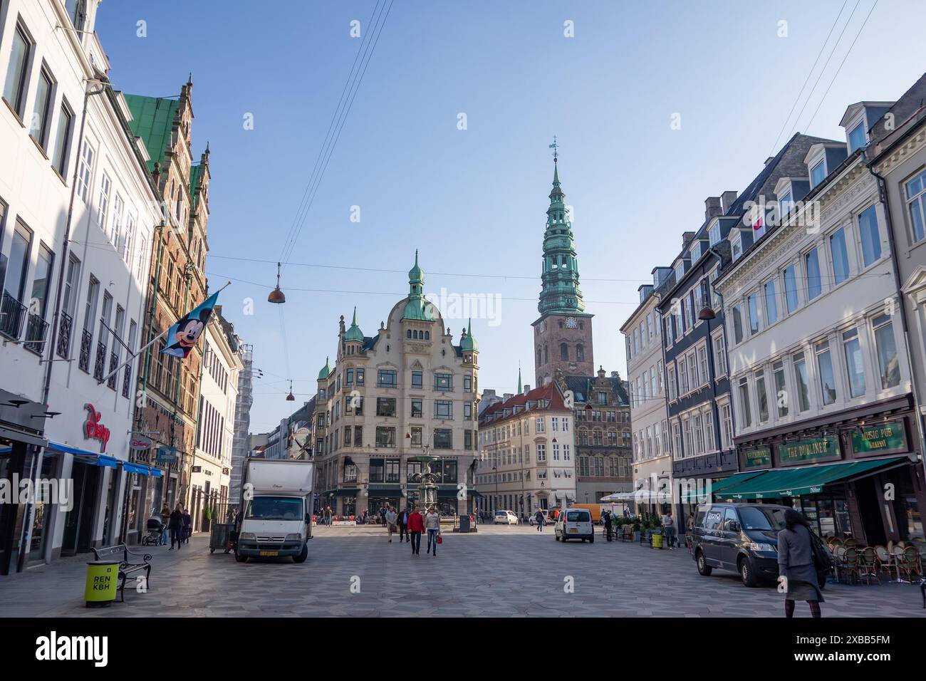 COPENAGHEN, DANIMARCA - 28 OTTOBRE 2014: Piazza della città di Amagertorv a Copenaghen, Danimarca, con l'edificio Nikolaj Kunsthal sullo sfondo Foto Stock