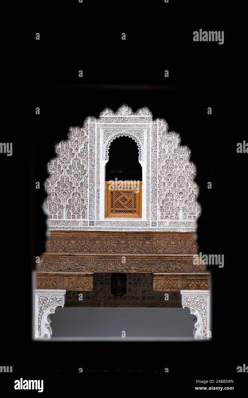 Un bell'esempio di intonaco intagliato a Marrakech, in Marocco Foto Stock