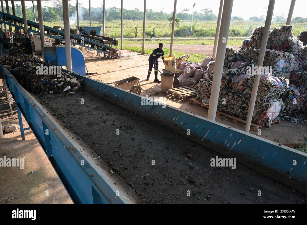 GHANA, regione di Ashanti, Kumasi, Gyankobaa W2E impianto di biogas W2E con impianto di riciclaggio e compost, stazione di riciclaggio di materie plastiche, materie plastiche smistate in balle Foto Stock